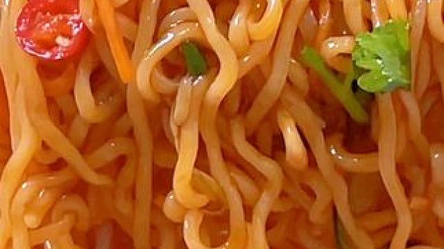 我是万万没想到把方便面放锅里蒸一蒸，竟然成了夏天全家人爱吃的经典美食#超便宜超划算