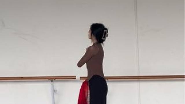 他说会披上鲜红的战袍归来，却只有这血红的战袍归来了…