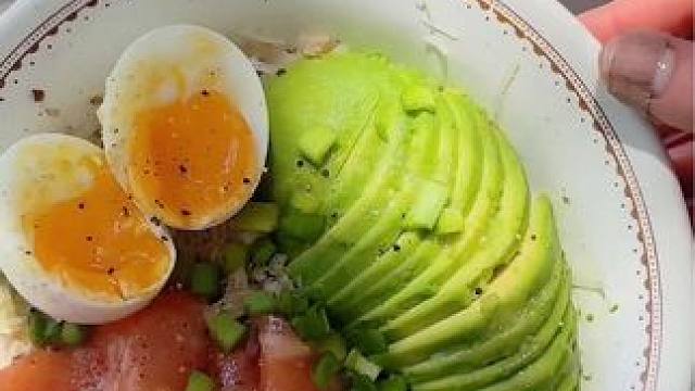 夏日低卡晚餐｜三文鱼牛油果藜麦饭#我的厨房日记 #吃瘦不饿瘦 #低卡低脂餐 #生活化减脂 #波奇饭