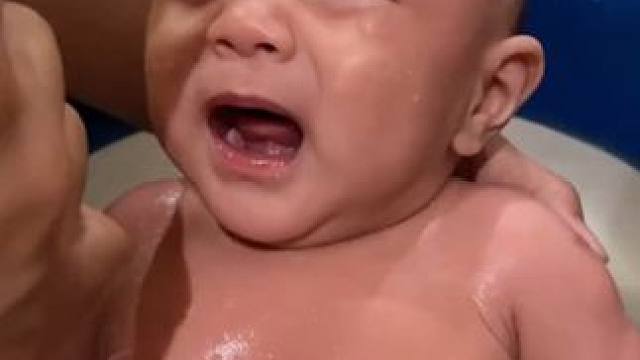 宝宝哭的时候没有安抚奶嘴怎么办？用手！#人类幼崽 #萌娃洗澡 #插画 #漫画 #麦刻风