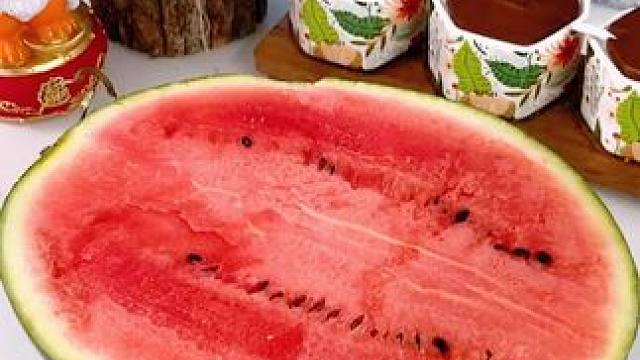 西瓜切 把西瓜这样切一切，吃起来干净又卫生，关键吃起来更好吃#切西瓜神器  #西瓜刀  #切瓜神器 