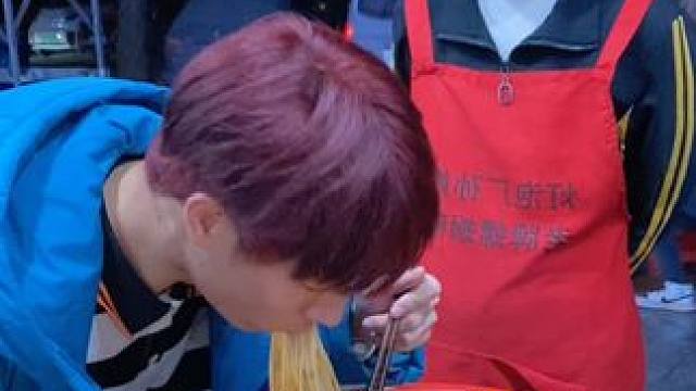 柳州吸尘器挑战5两螺蛳粉~阿姨血亏5000块~#螺蛳粉