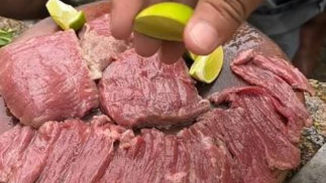 牛肉生 #我的乡村生活 #农村美食 #农村生活 #原始美味 #东南亚矮子