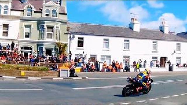 曼岛TT（环岛机车耐久赛）带大家感受一下康纳·康明斯刷新了自己最快圈数214公里/每小时的精彩瞬间。