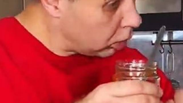 抠门老爸和儿子玩套路，最后却自食恶果！ #搞笑老外 #外国人反应 #外国人真会玩