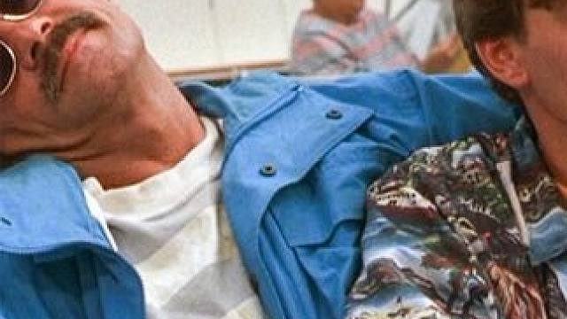 公司团建时老板死了，员工为了享乐假装不知道#电影解说