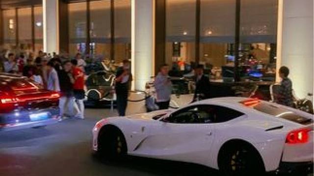 这应该算是史诗级相遇吧，法拉利812c偶遇3台帕加尼和一台布加迪，都是超跑界的天花板，那你们更想拥有