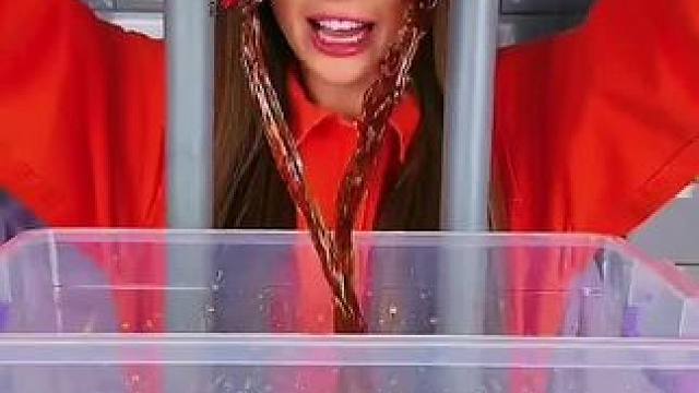 把香蕉放进可乐里面，结局简直让人太意外了！ #看一遍笑一遍 #意想不到的结局 #万万没想到 #这操作