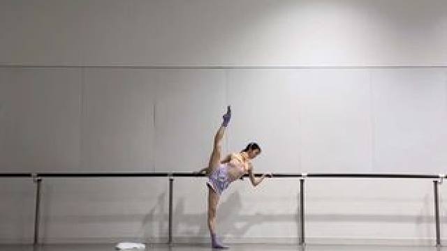 谁心里没个小朋友 小时候听到这个音乐就好治愈，感觉剧里的人不管遇到了怎样的困难挫折，都可以拥有一个得