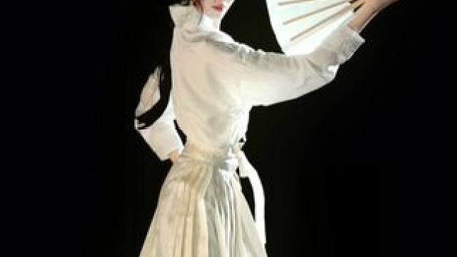 倘若我拿出马面裙，阁下又当如何应对？（即兴的各种乱别嫌弃了）#变装 #即兴 #舞蹈 #月落乌啼霜满天