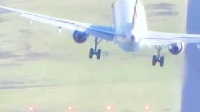 飞机落入跑道前，一直飘忽不定 #飞机