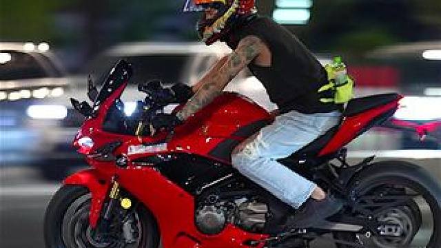 #摩托车领航计划 #绍兴机车街拍 #明珠广场机车追焦 
头盔一戴 谁也不爱