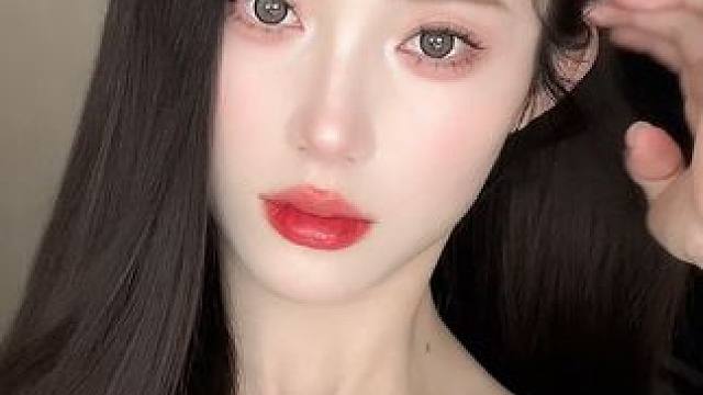 哪个女孩子能拒绝的了玻璃唇！#今日妆容 #第三代珂拉琪小黑镜唇釉 #小黑镜