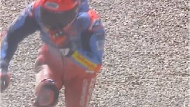 意大利穆杰罗赛道:排位赛 93号马奎斯前轮失去抓地力摔出赛道…#motogp #93号马奎斯 #专业