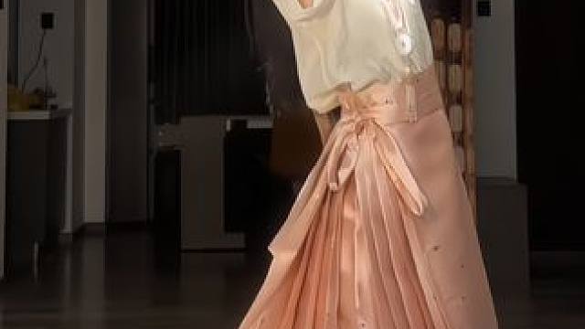 “我才不要温婉清冷 我要做姑苏城里最明艳 俏皮的相府二小姐”#国风合伙人 #马面裙 #六一儿童节 #