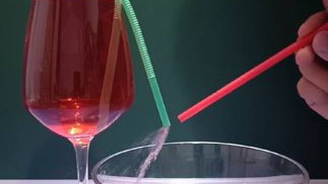 伯努利原理和虹吸原理的结合实验 #创作灵感 #物理实验 #实验是学习物理的好老师 