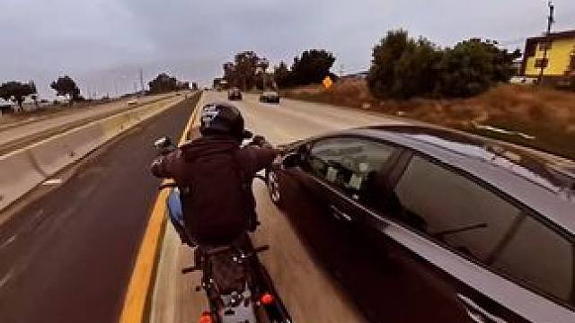 你这样开车  你后视镜不要了对吧  #机车 #专业动作请勿模仿