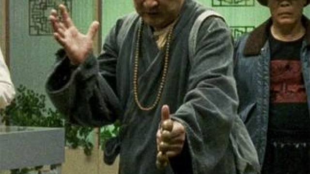 大师想表演徒手劈木板，结果导演直接搬来块大树桩#电影解说