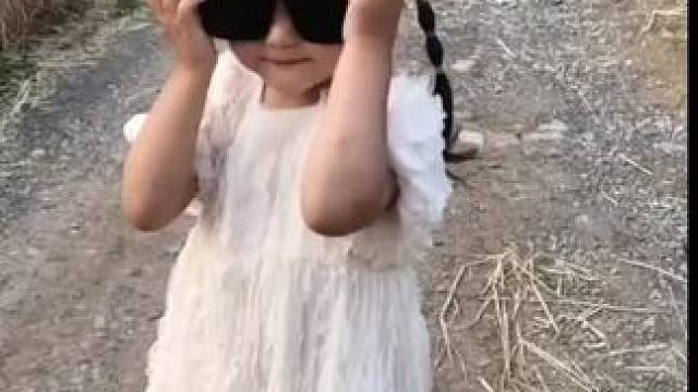 刘家有女初长成 #麦子熟了 #我家的小公主闪亮登场啦 #农村孩子的乐趣 #金色麦田 #看着你一天天长