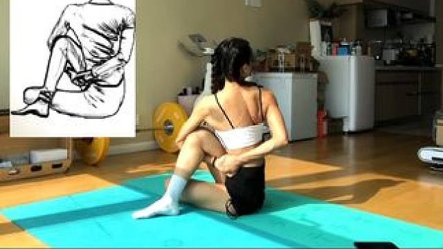 这个动作如果你能完成 说明你的体态还很年轻 背薄一寸 年轻十岁 这个动作如果可以完成 说明你还很年轻