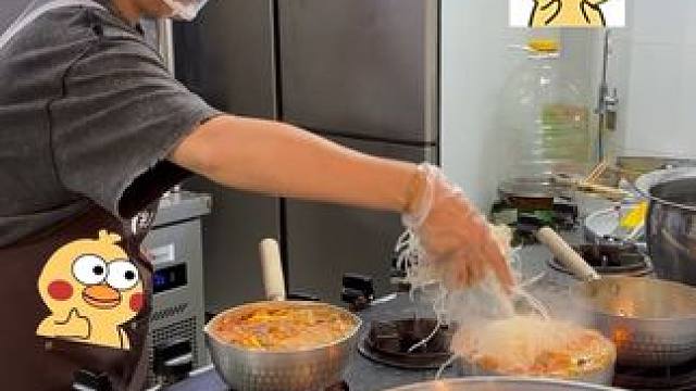 没来过重庆的姐妹，快来试试鸡哥家的火锅米线吧#哎呀妈呀太香了 #快来一起尝个鲜 #谁懂这一口的好吃程