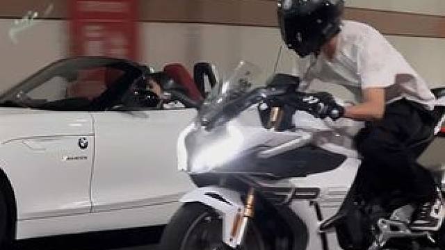 苍白的话语刺痛着耳朵 