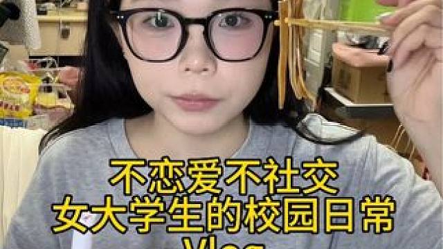 今天不仅成功早起，顺利完成了拍摄，喝到了好喝的奶茶，最重要是收到了泡泡姐姐送的衣服开心的我闭着眼旋转