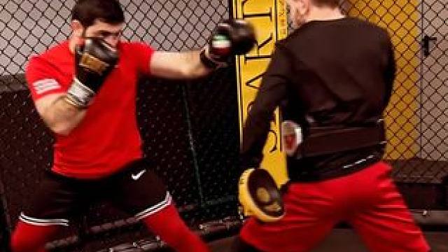 拳击基础技术教学，简单的初学组合动作打靶，这些动作用来空击也很好。