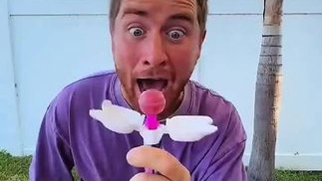 棒棒糖吃出新花样，这操作简直太奇葩了！ #专治不开心 #搞笑视频 #看一遍笑一遍 #搞笑配音