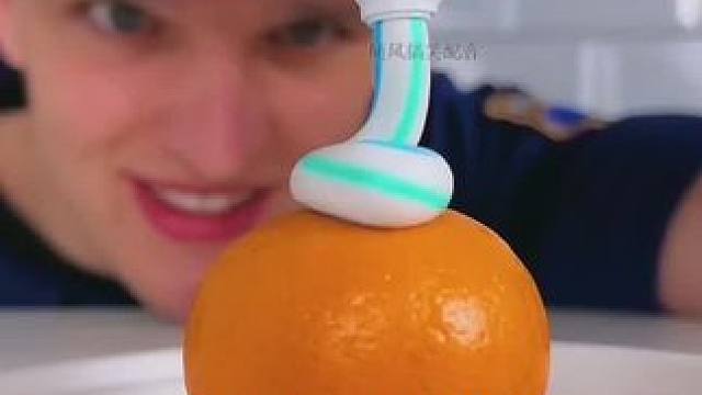 在橘子上面涂满牙膏，结局让人万万没想到！ #看一遍笑一遍 #意想不到的结局 #这操作都看傻了 #万万