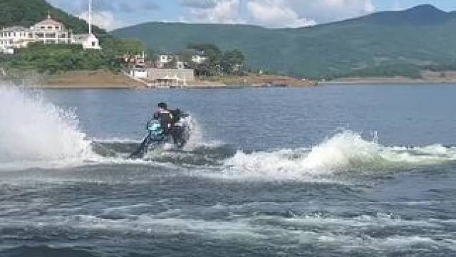 #摩托艇 #水上运动 #一起来玩水 #玩水的季节 #玩的就是心跳 
水岸风情摩托艇
等你  高德导航