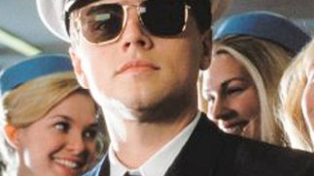 男子伪造支票骗取银行数百万，还假扮机长白嫖空姐#电影解说