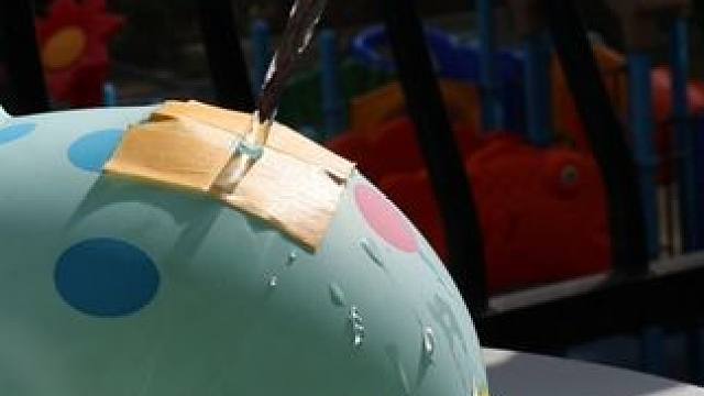 与其让孩子玩虚拟的手机游戏，不如带他玩真实的#亲子实验 。锻炼动手动脑能力，提升物理化知识与思维#育