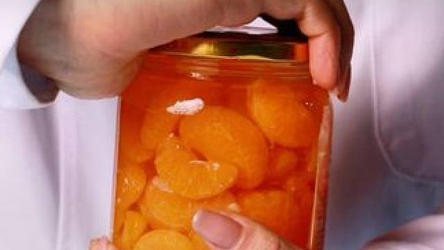 与其让孩子玩虚拟的手机游戏，不如带他玩真实的#科学小实验。锻炼动手动脑能力，提升物理化知识与思维#亲