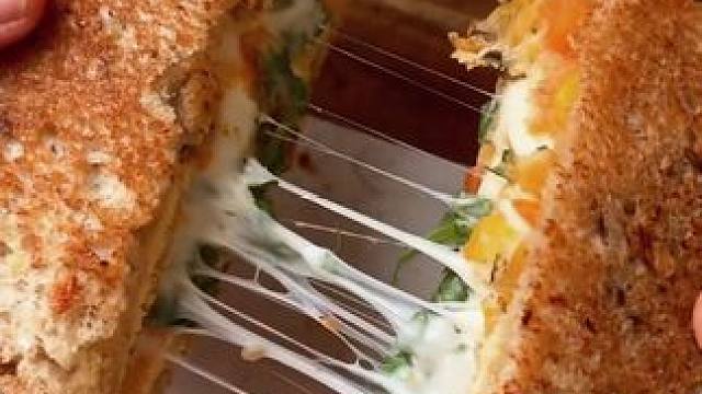 早餐鸡蛋奶酪三明治#我的厨房日记 #早餐吃什么 #三明治 #饱腹感超强的早餐 #三明治早餐做法