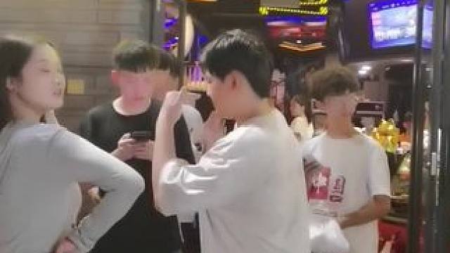 对不起，赖胖子给您道歉了，我们来晚了。活蟹鲜香双人套餐，1扎老盐柠檬水、1扎酸梅汁等饮品2选1，肉蟹