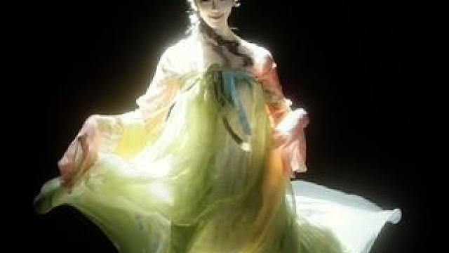 “这天气什么时候才能放晴呀，本荷花精可太想出去玩啦！”#古典舞 #舞蹈 #胭脂妆 #汉服