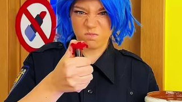 美女私藏口红被保安发现，结局真是万万没想到！ #看一遍笑一遍 #意想不到的结局 #万万没想到 #这操