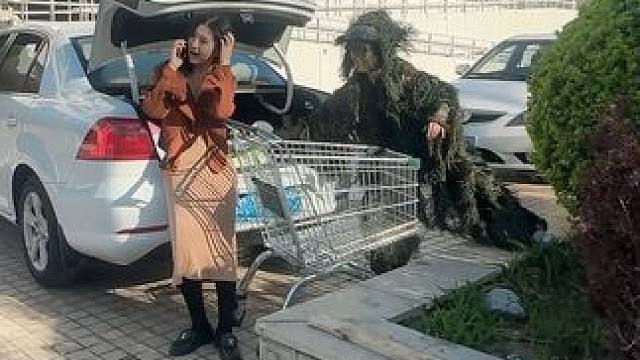 穿上吉利服躲在闺蜜车旁，看她何时发现我。