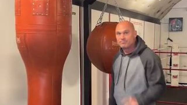 #拳击 #打沙袋 #零基础学格斗 拳击技术基础训练教学