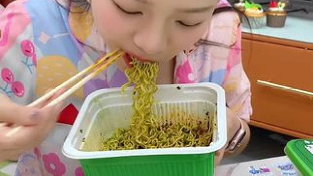 白象家又又又又出新品了，香菜党有口福了!#香菜  #白象香菜方便面  #谁懂这一口的好吃程度  #好