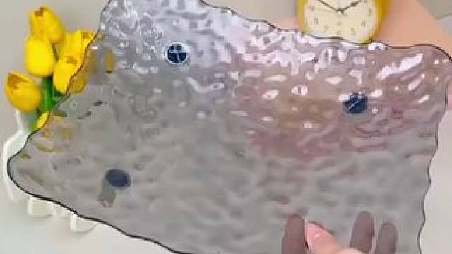 多功能挂钩夹 多少裤夹子都不如这个小夹子好用，裤子裙子一对折用这个小夹子一夹，挂在衣柜里就整整齐齐的