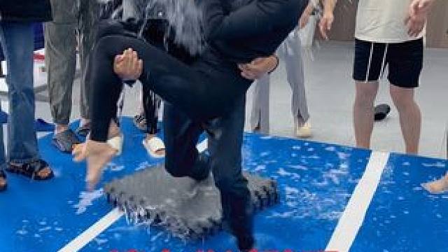 端水盆过障碍 #欢乐办公室 #团建游戏 #办公室游戏