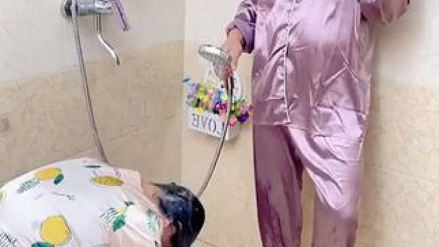 给家里装上这个免打孔花洒支架， 不管你是洗头、洗衣服、洗拖鞋、洗垫子都很方便，还能随意调节位置，想贴