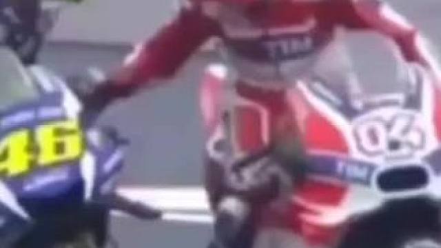 motogp赛道经典一幕:罗西看我手势指挥…04号多维 29号尤尼安排…#motogp #翘头 #机