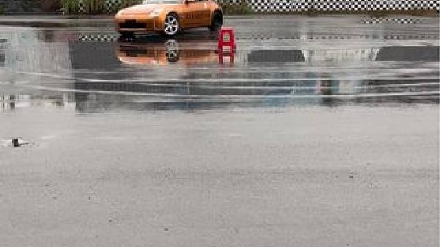 ##封闭路段拍摄 #汽车漂移表演 #专业动作请勿模仿  下雨天搞一下漂移