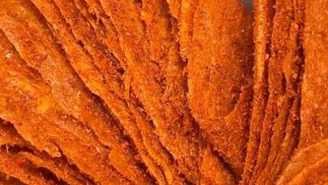 能吃辣的一定要试试这个爆辣手撕大辣片，是真的辣，也是真的好吃#童年大辣片 #追剧小零食 #辣条
