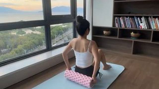 每天滚背50次，疏通背部经络，滚掉大厚背，全身都可以得到锻炼