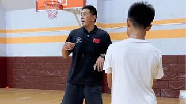 #篮球 #日常训练 #控球训练 
交叉步变向突破强化
｜Z字运球交叉步变向突破
｜三威胁刺探变向突破