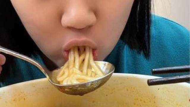 哇夜宵来一碗这个家人们！ 香迷糊了！他们家出试吃装的啦！！